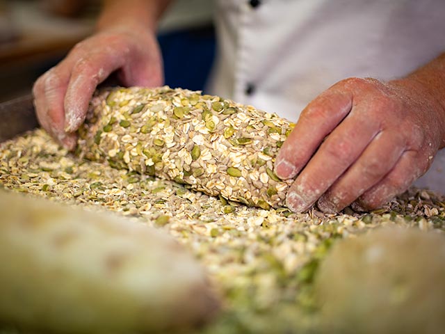 Zubereitung von Brot mit KÖrner