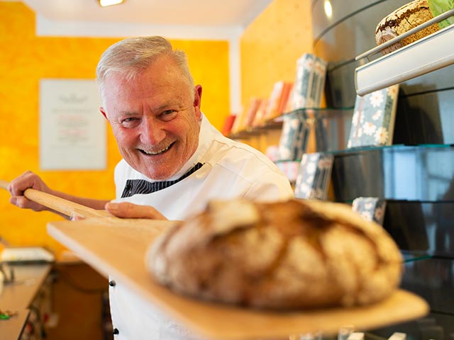 Jürgen Fischer mit Brotschaufel
