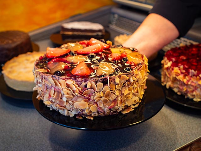 Obstkuchen in der Bäckereitheke