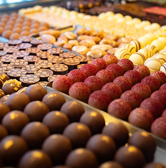 Verschiedene Pralinen von der Pralinentheke